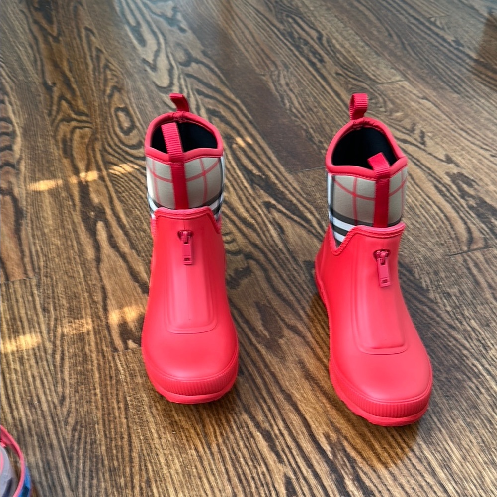 Burberry Kids Red Rain Boots size 2.5-3